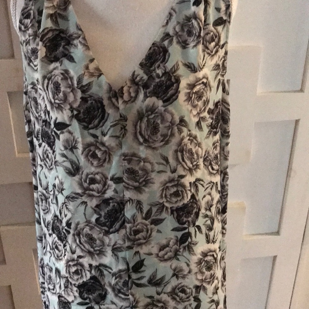 ⭐️ SOLD ⭐️ Torrid Green Floral Woman’s Top Size L - Picture 4 of 5
